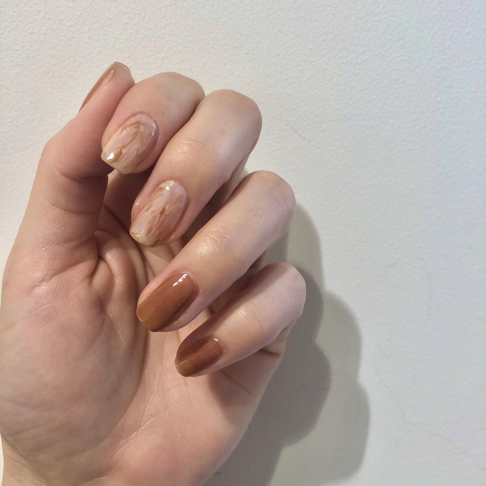 ラテアート風のブラウンネイル|セルフネイル - Slide:1