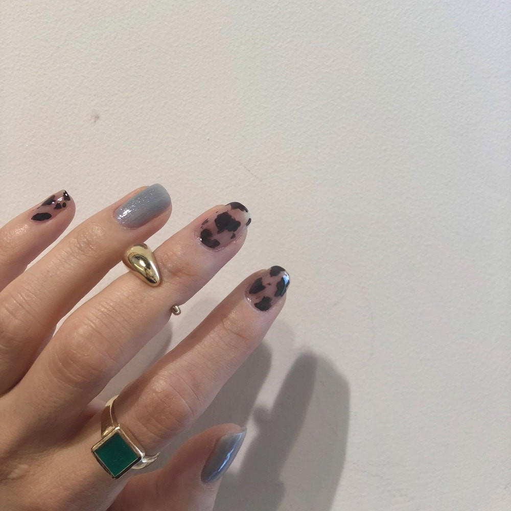 モードな牛柄ネイル|セルフネイル - Slide:1