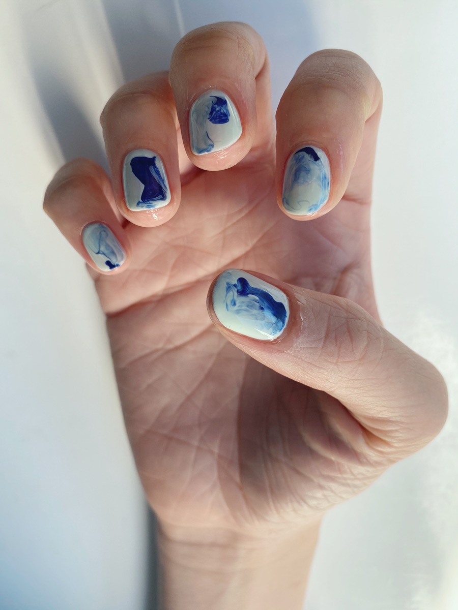 青が映える爽やか陶器ネイル|佐藤寧々さん - Slide:1