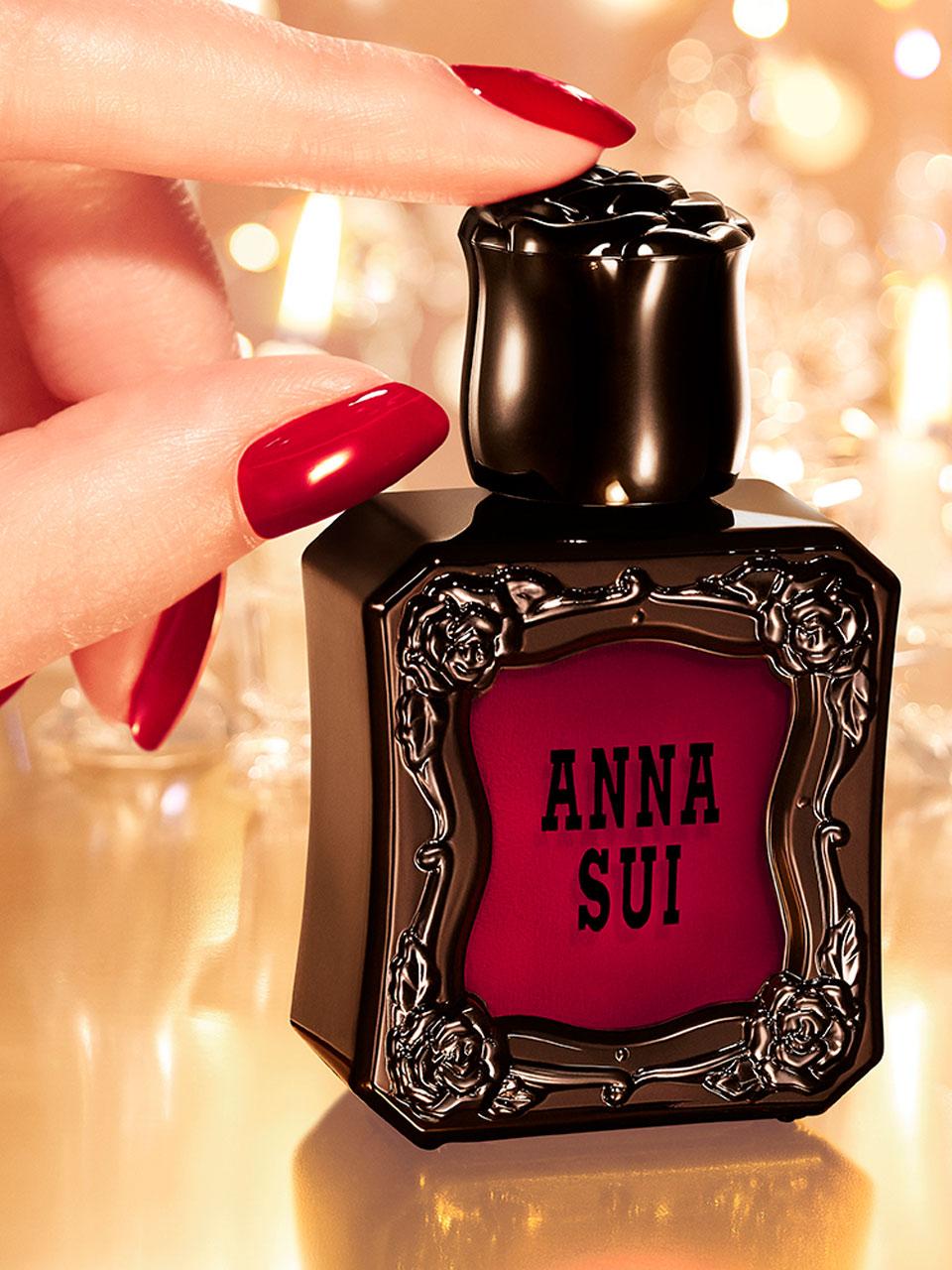 〈アナ スイ コスメティックス〉のティーローズ香るネイルカラー。ホリデー限定ラッピングも