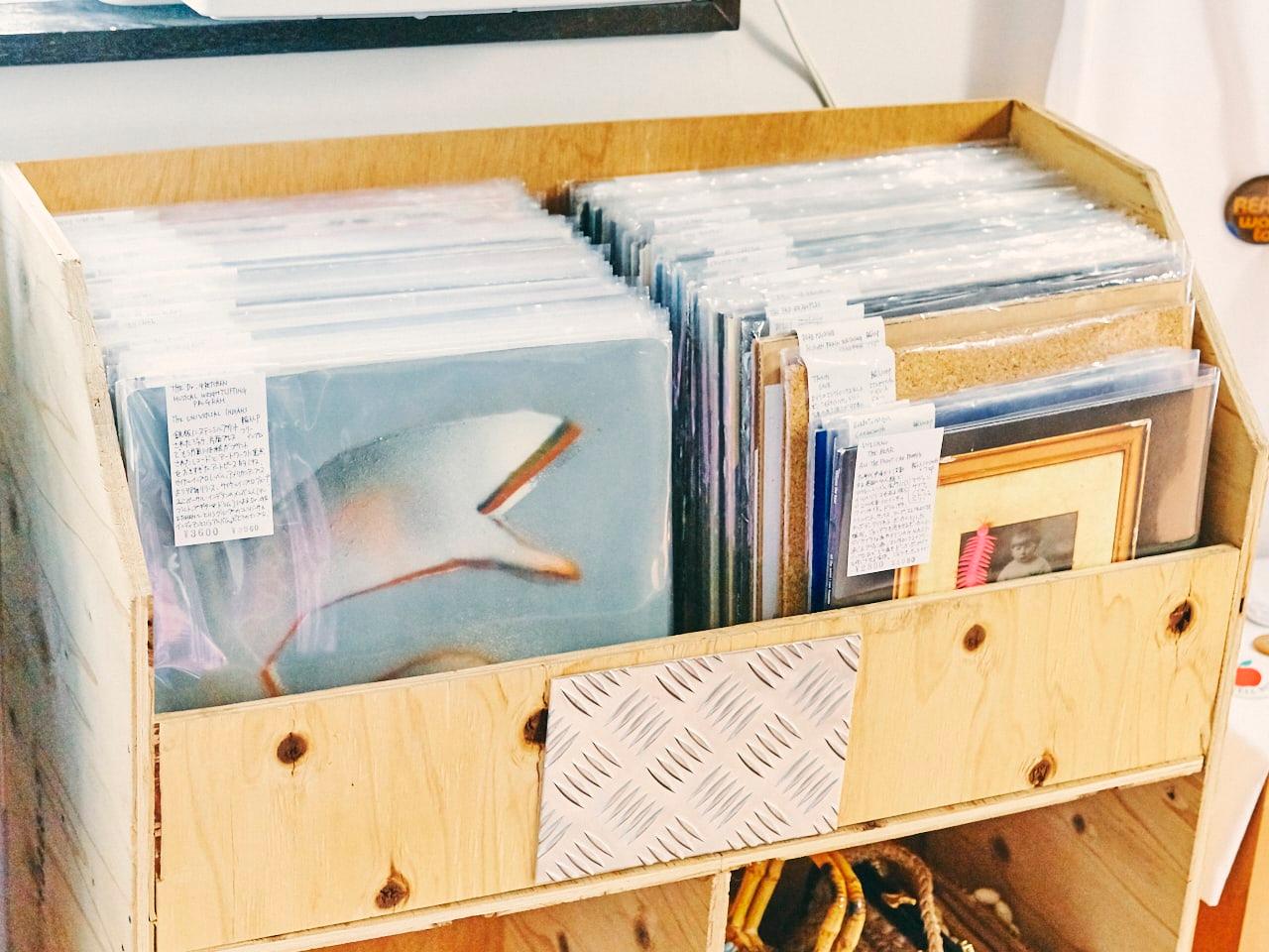 一風変わったレコードが見つかる「デスペレート リビング」。＋αが楽しい、東京の古着屋案内 - Slide:1