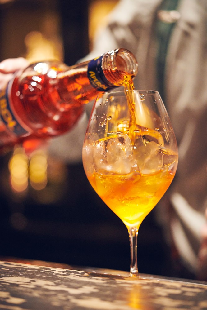 最高の昼飲みに『アペロールスプリッツ』淑女のためのカクテルレッスンvol.1 - Slide:1