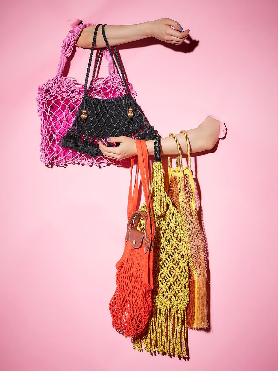 夏に向けて取り入れたい爽やかなアイテム。編み方や素材に工夫を凝らしたネットバッグ