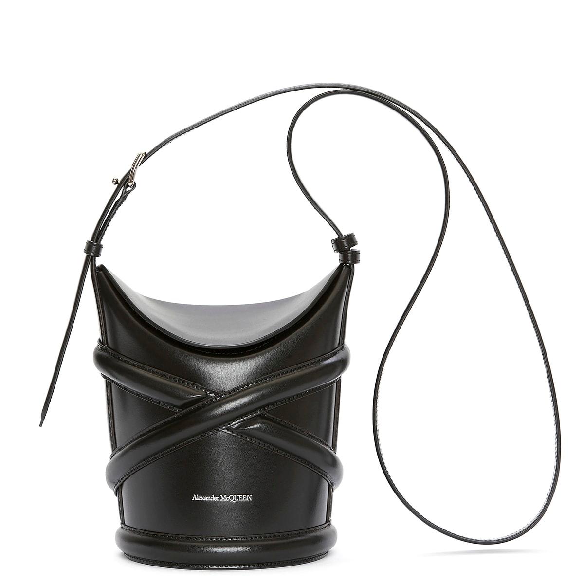〈アレキサンダー・マックイーン〉のハーネスに着想を得た新作バッグ。豊富なカラー展開 - Slide:1