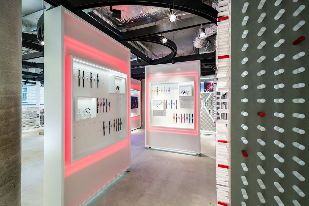 スウォッチストア原宿 内観 - Slide:1