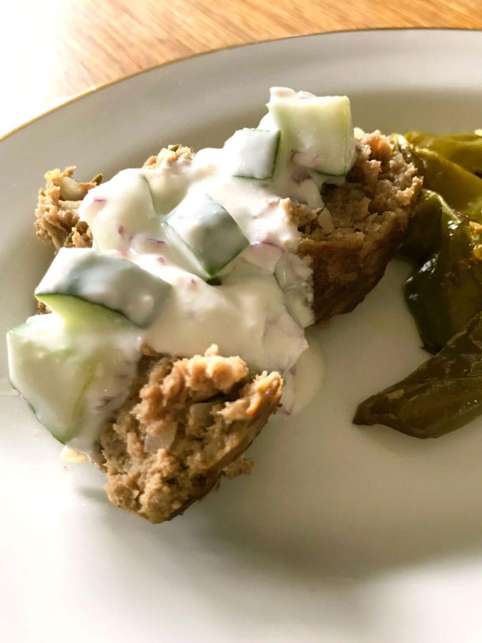 となり5分メシ クミン入り肉団子のヨーグルトサラダ添え