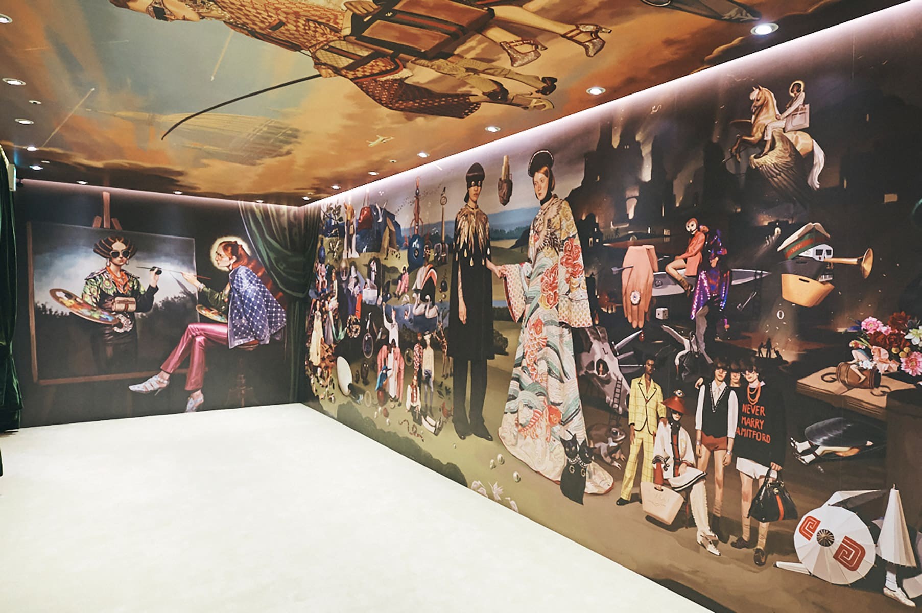 壁一面の絵画 - Slide:1