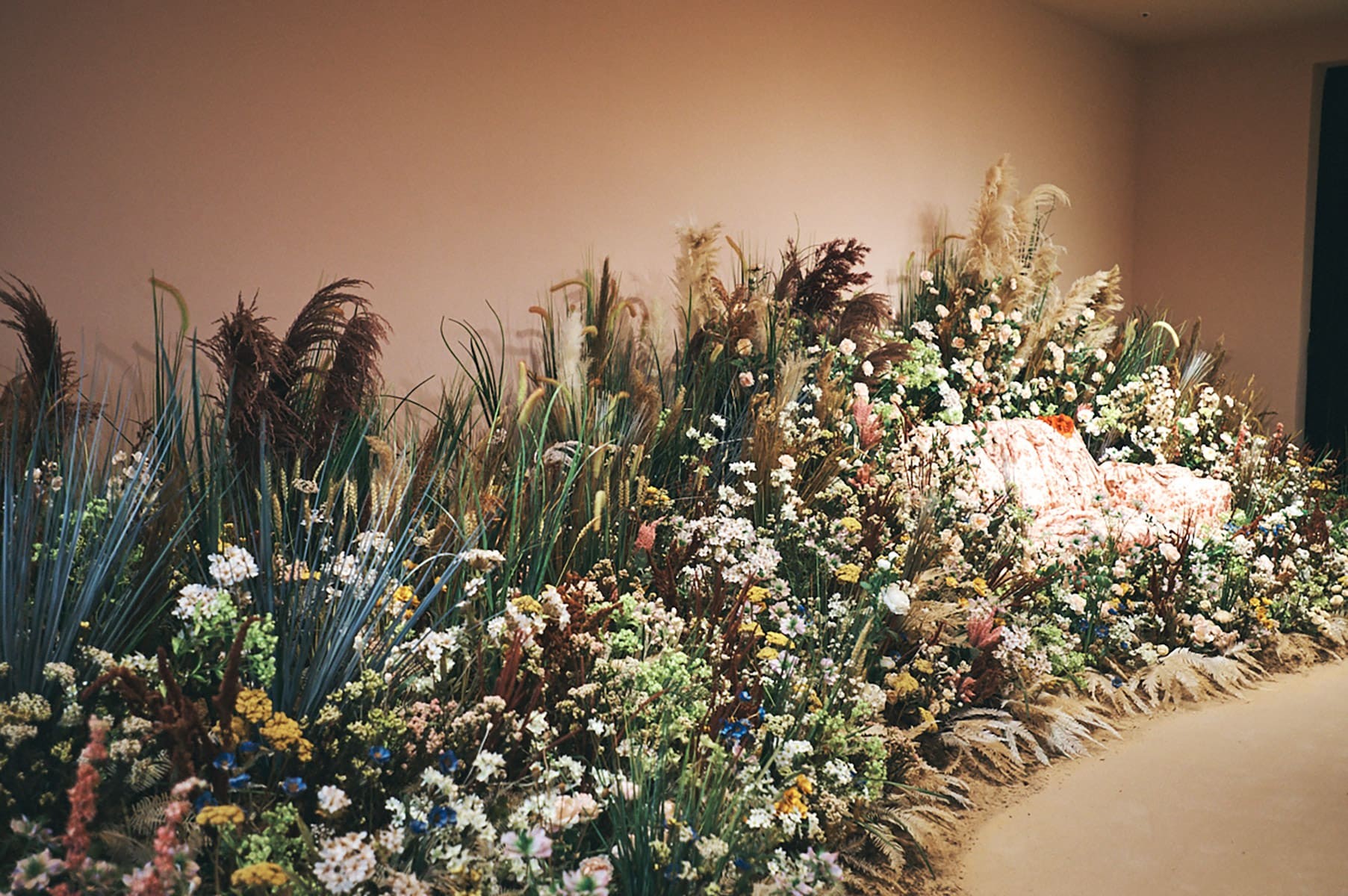 花とソファー - Slide:1