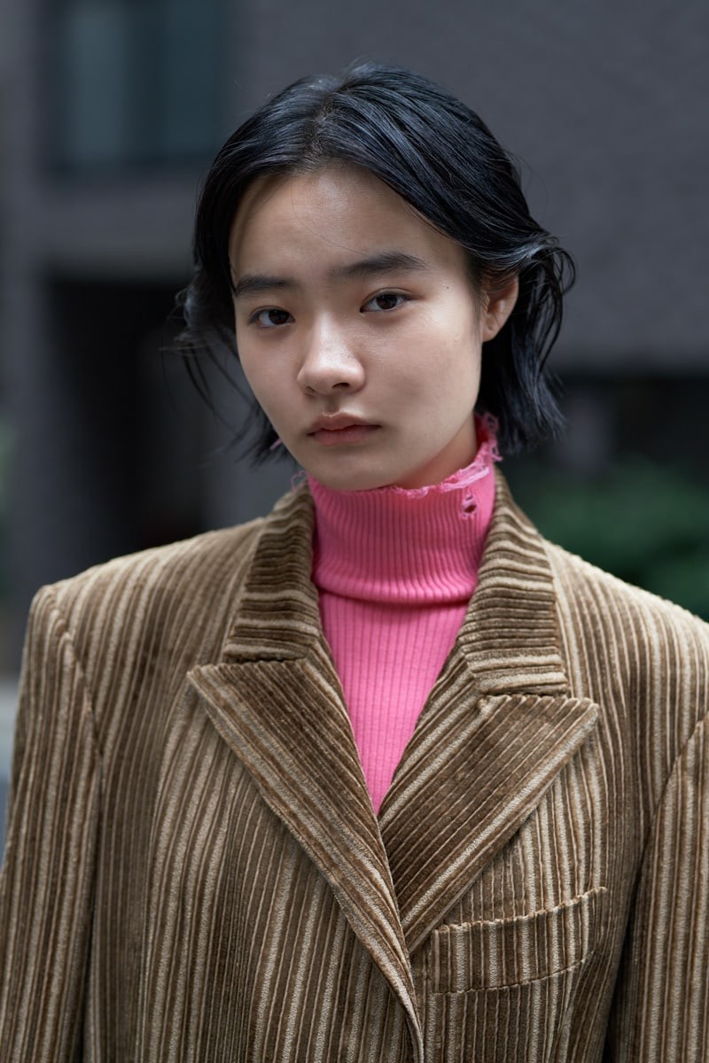 〈JNBY〉色と形で魅せるアーバンレトロな秋服 - Slide:3