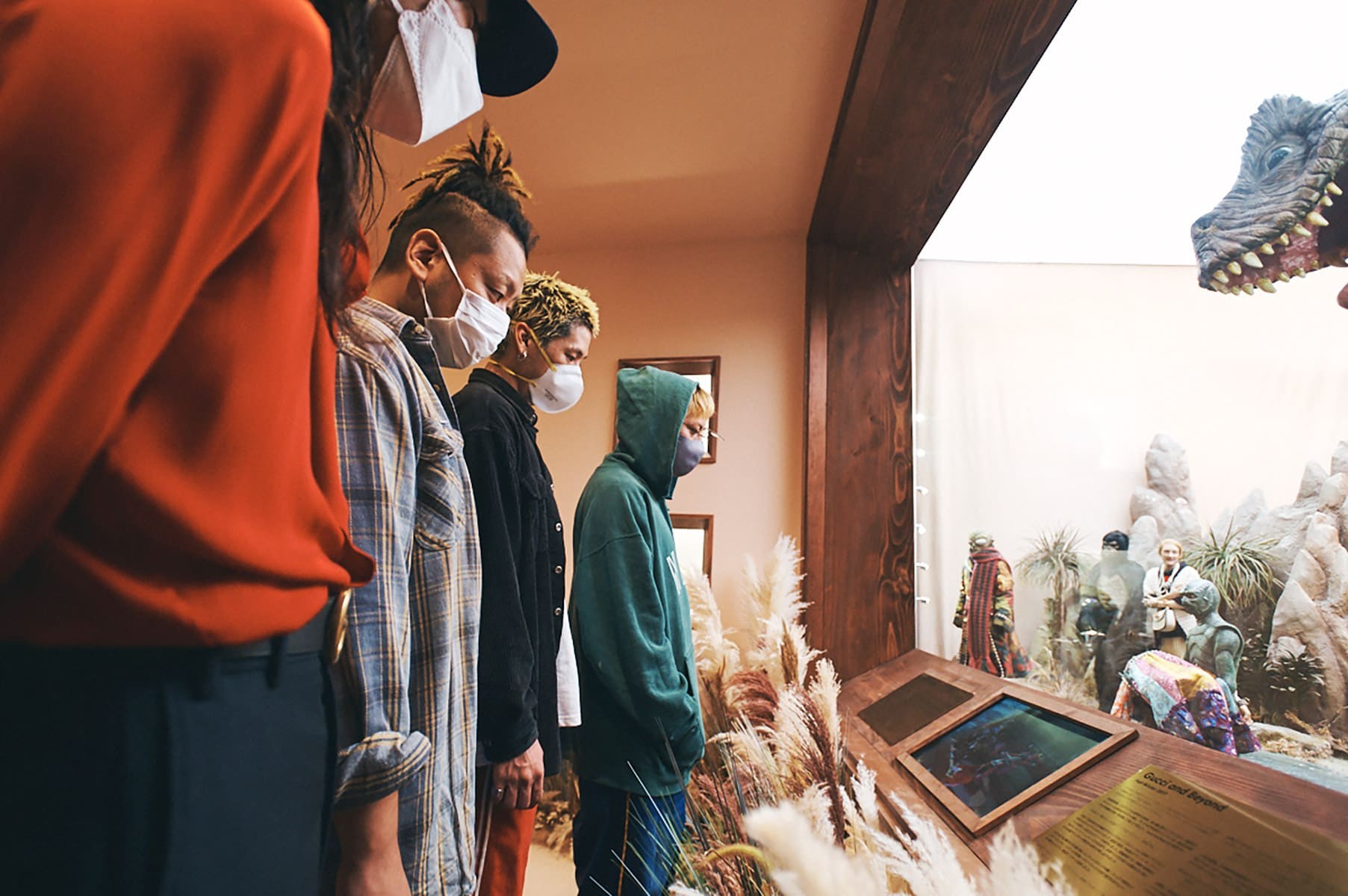 ショーケースを眺める一同 - Slide:1