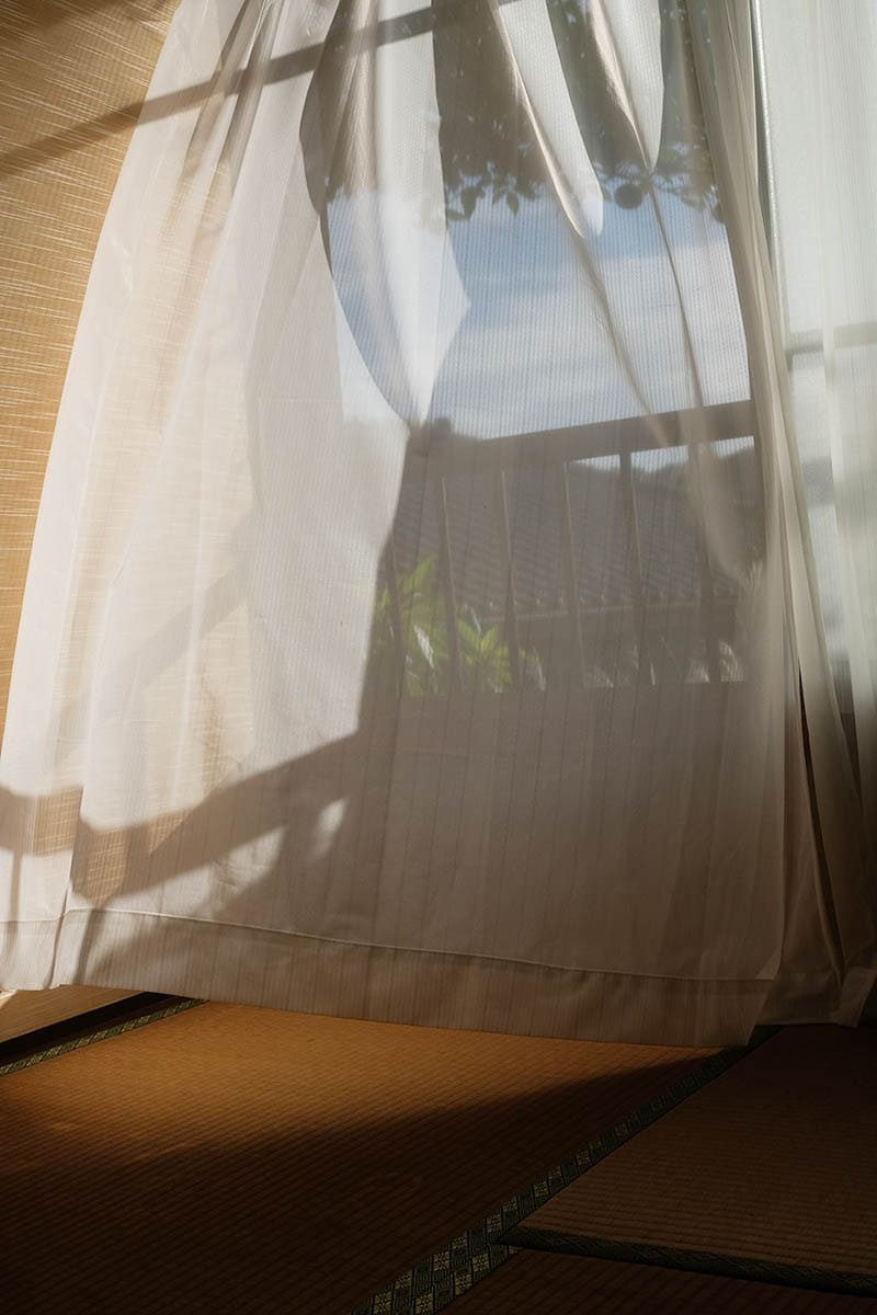 写真家・山谷佑介の個展『KAIKOO』が開催。横須賀の古民家改築を撮影した写真作品などが並ぶ - Slide:1