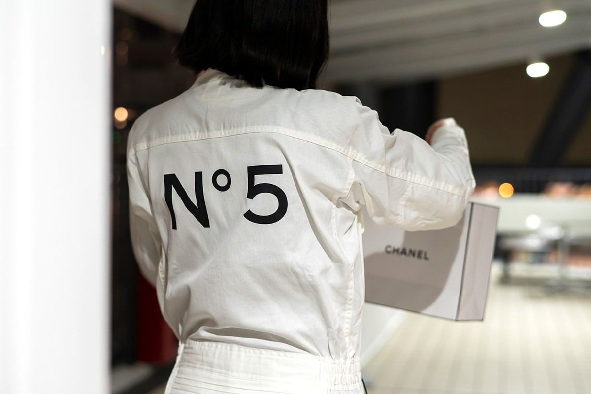 シャネルN°5 観覧車 - Slide:1