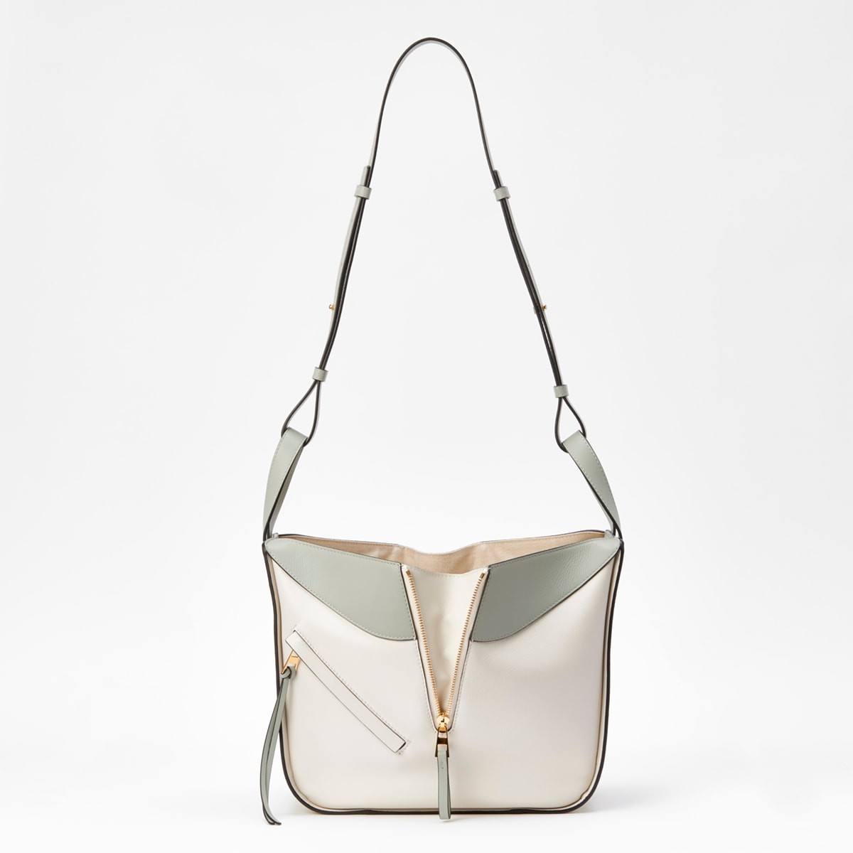 Licaxxxが〈ロエベ〉ハンモックバッグとこの春行きたい「グランドシネマサンシャイン 池袋」 - Slide:2