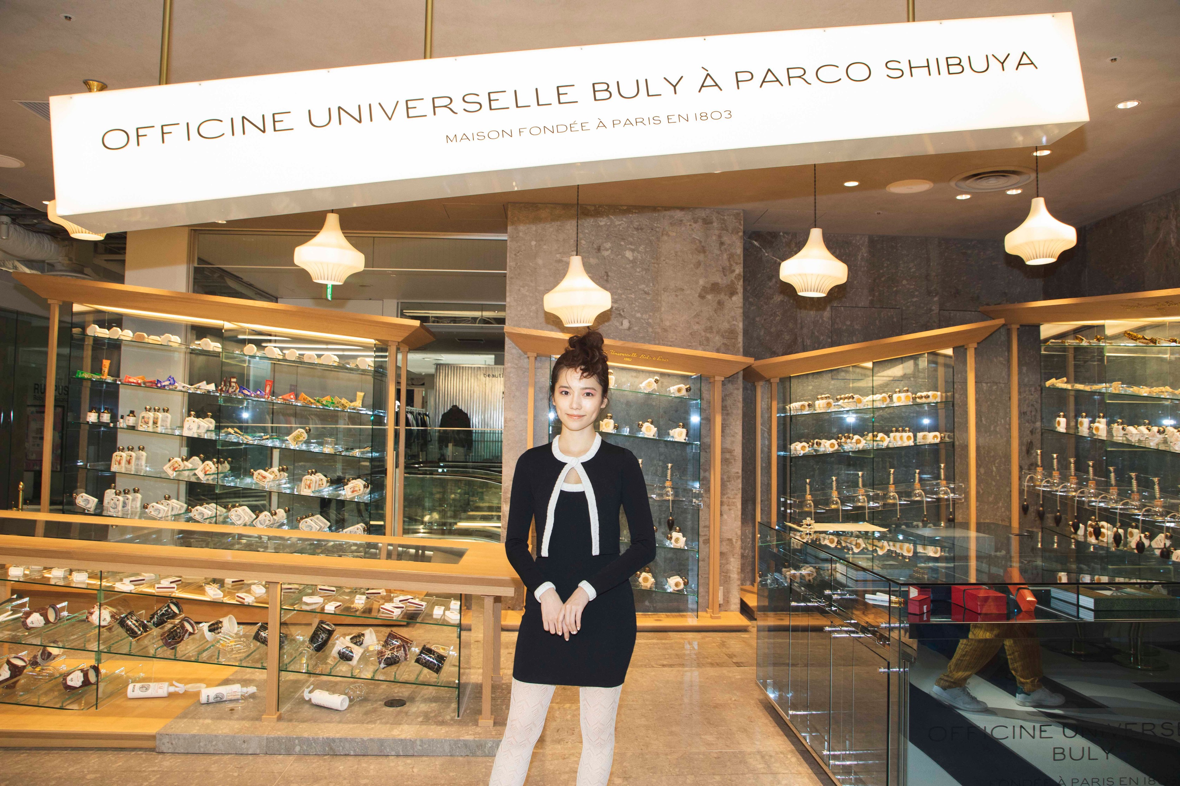 渋谷パルコで買い物する島崎遥香(ぱるる)。オフィシーヌ・ユニヴェルセル・ビュリーの店内にて - Slide:1