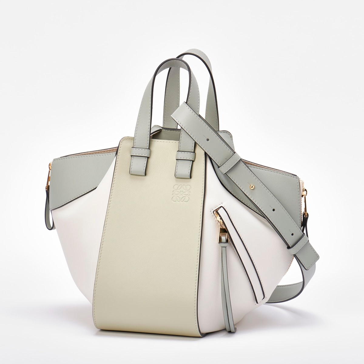 Licaxxxが〈ロエベ〉ハンモックバッグとこの春行きたい「グランドシネマサンシャイン 池袋」 - Slide:1