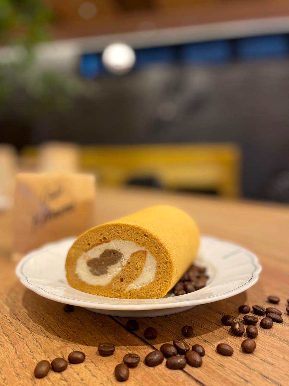 「カフェ キツネ」の「キツネ ブレンド ロールケーキ」