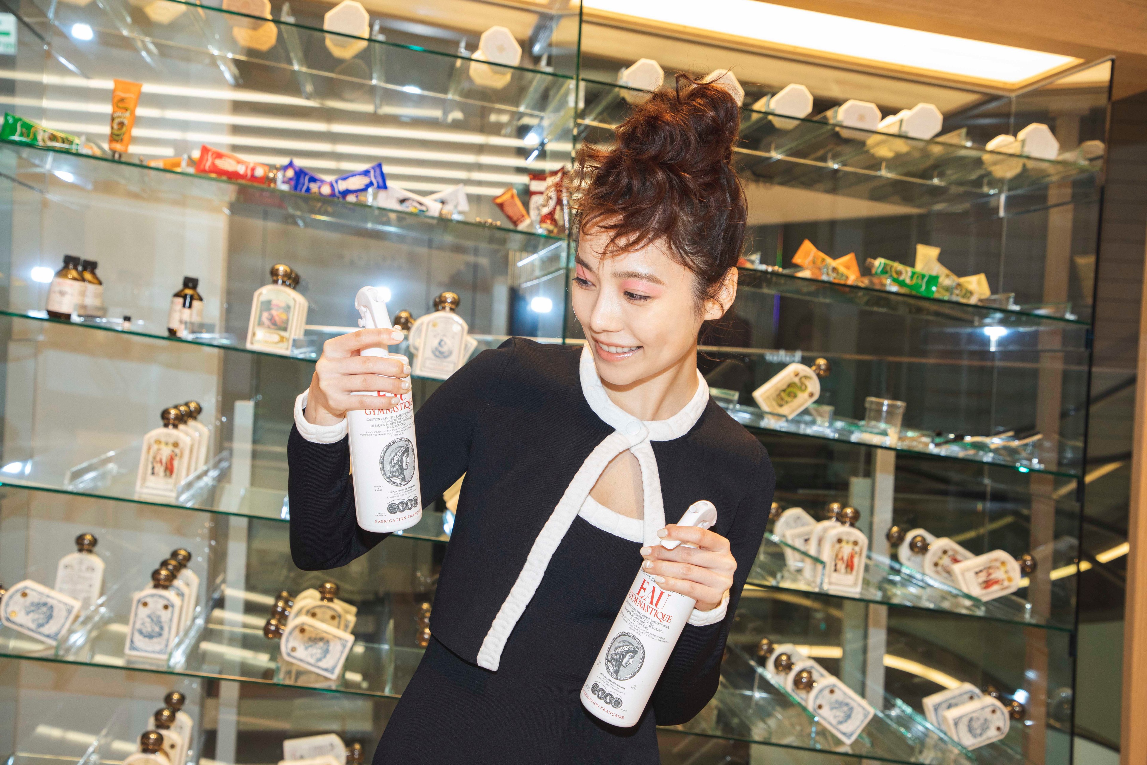 渋谷パルコで買い物する島崎遥香(ぱるる)。オフィシーヌ・ユニヴェルセル・ビュリーの店内にて - Slide:6