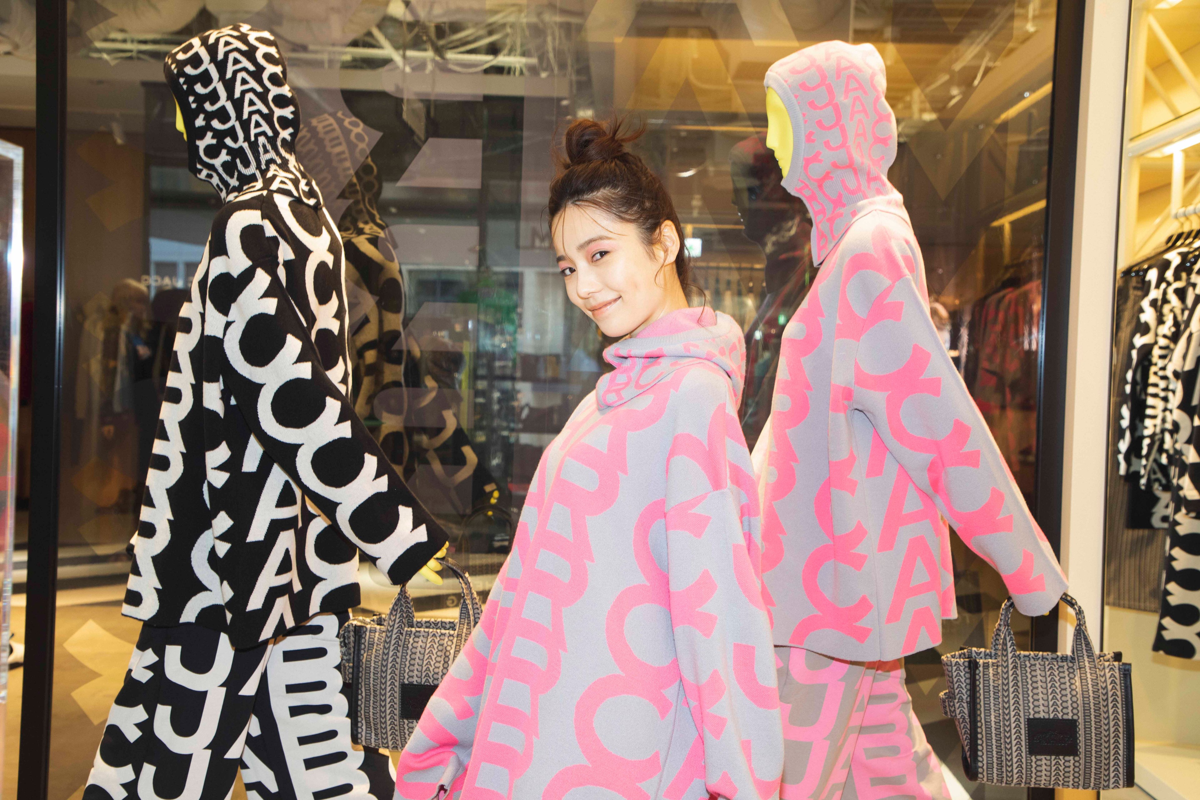 渋谷パルコで買い物する島崎遥香(ぱるる)。マークジェイコブズの店内にて - Slide:5