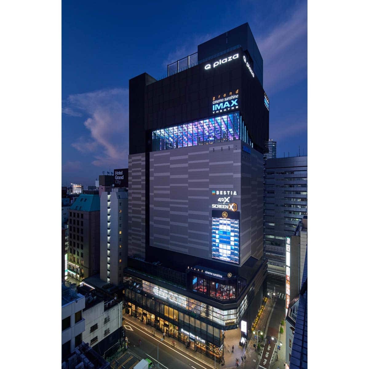 Licaxxxが〈ロエベ〉ハンモックバッグとこの春行きたい「グランドシネマサンシャイン 池袋」 - Slide:4