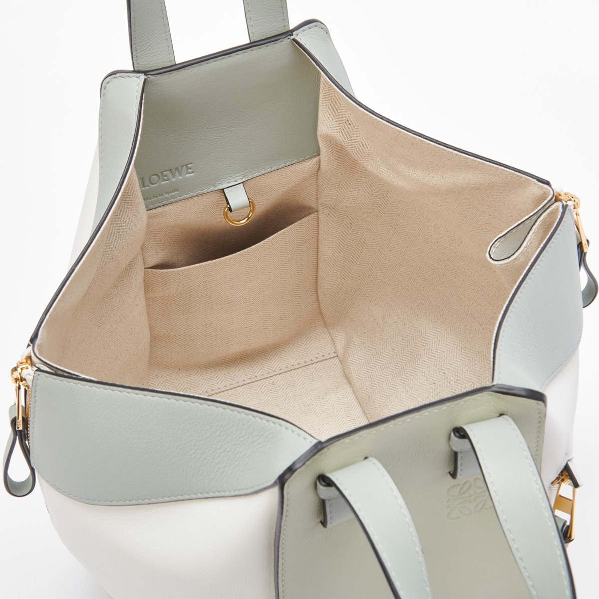 Licaxxxが〈ロエベ〉ハンモックバッグとこの春行きたい「グランドシネマサンシャイン 池袋」 - Slide:3