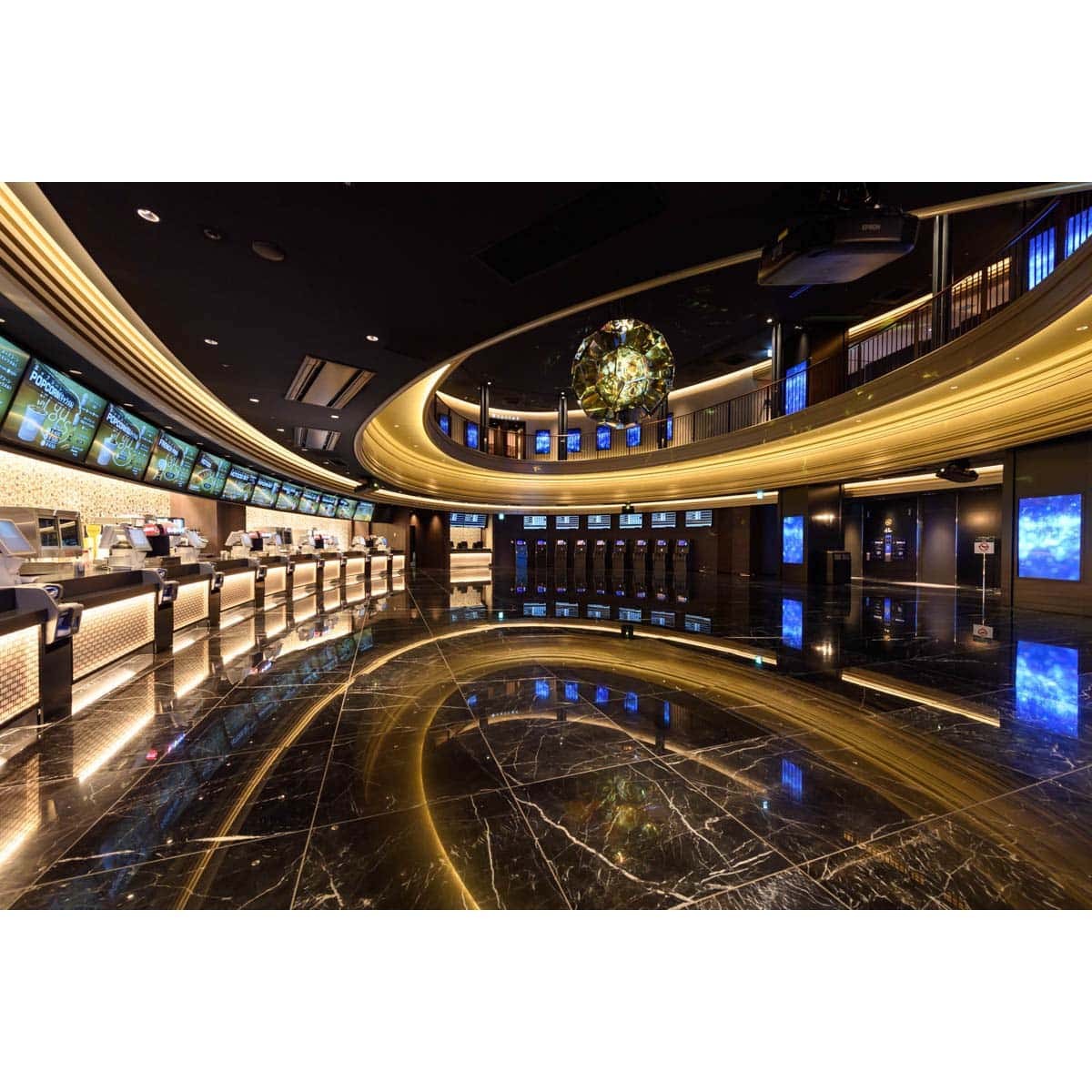 Licaxxxが〈ロエベ〉ハンモックバッグとこの春行きたい「グランドシネマサンシャイン 池袋」 - Slide:1