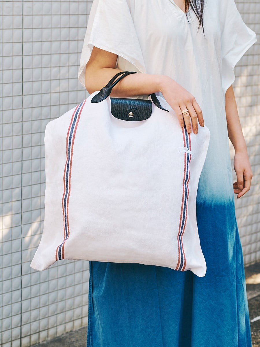 〈ロンシャン〉のリネンバッグ、どう持つ?おしゃれな3人の春服をスナップ! - Slide:2
