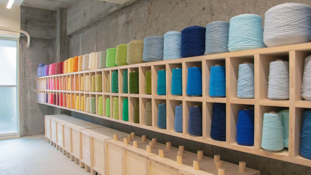 菅沼愛が〈ロエベ〉ハンモックバッグとこの春行きたい「tufting studio KEKE」 - Slide:3