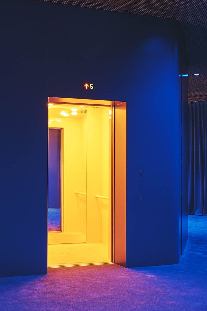 プラダ 青山店『ロール プレイ』展でたずねる、アイデンティティの現在地 - Slide:7