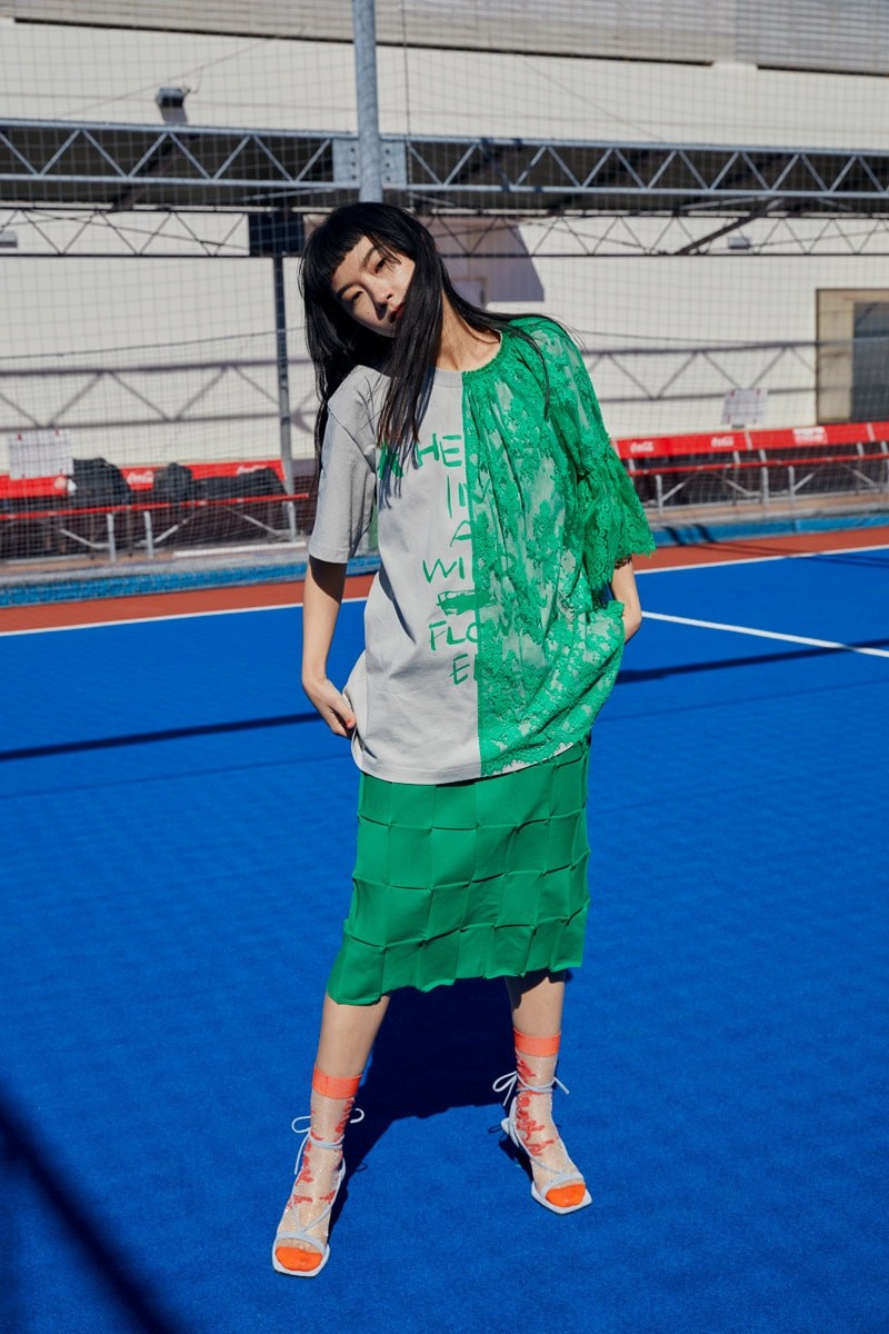 緑の服を着た女性 - Slide:1