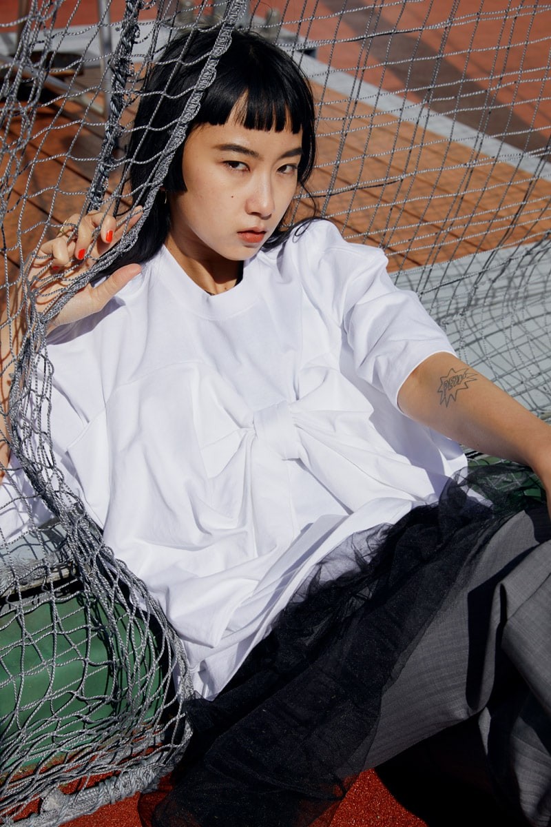 白いシャツを着た女性 - Slide:1