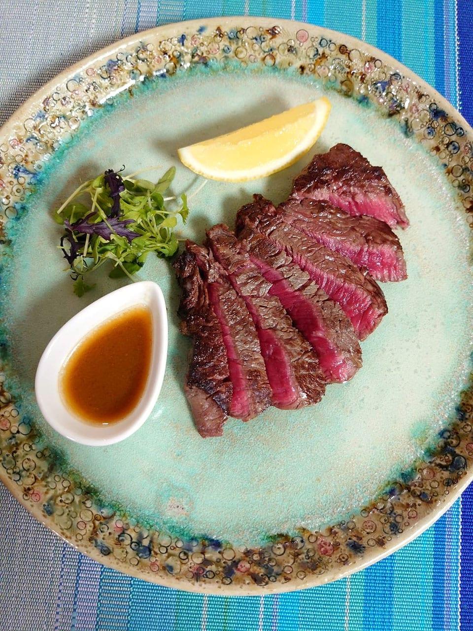 5分めし ロゼ色ステーキのバター醤油添え