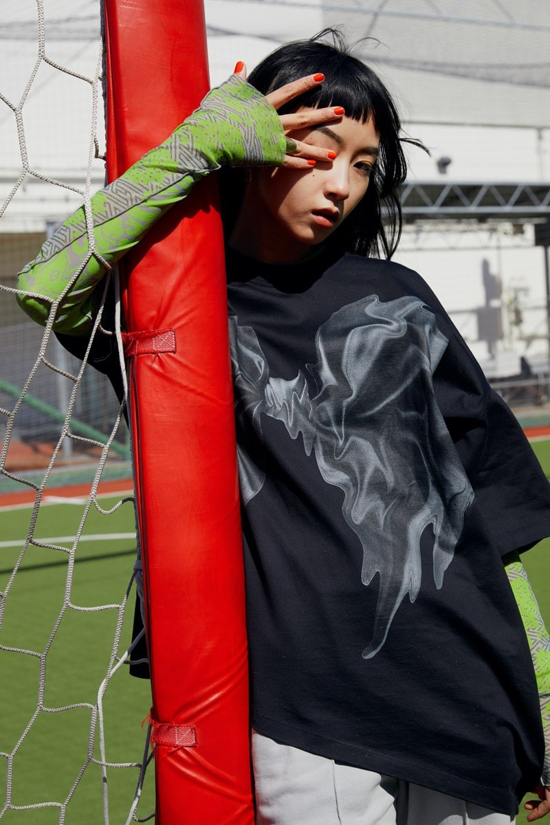 重ね着をした女性 - Slide:1