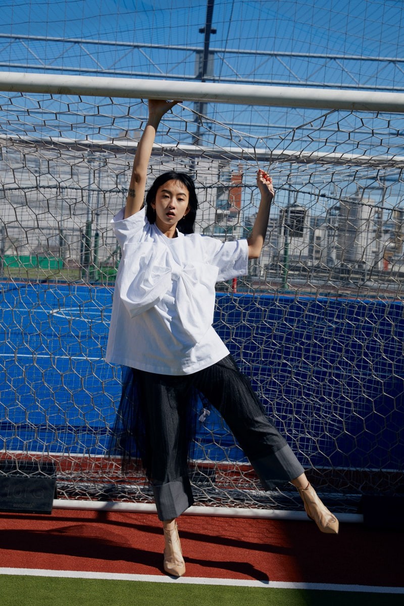 白いシャツを着た女性 - Slide:2