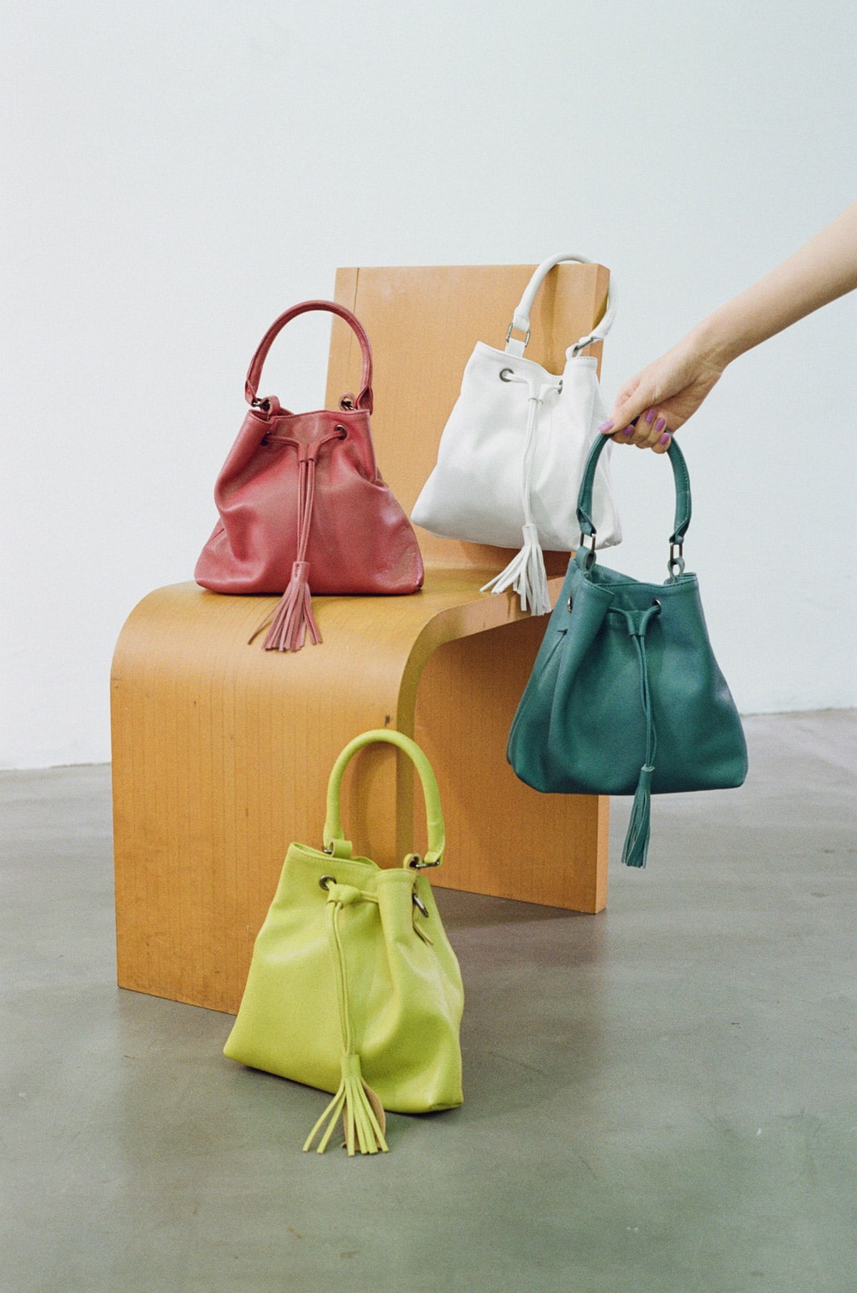 冬から春へ。季節の移ろいを表した〈慈雨〉からのメッセージ - Slide:1