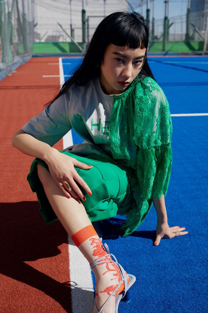 緑の服を着た女性 - Slide:2