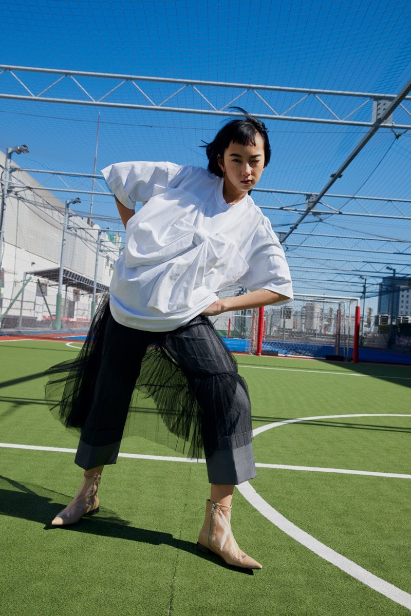 白いシャツを着た女性 - Slide:3