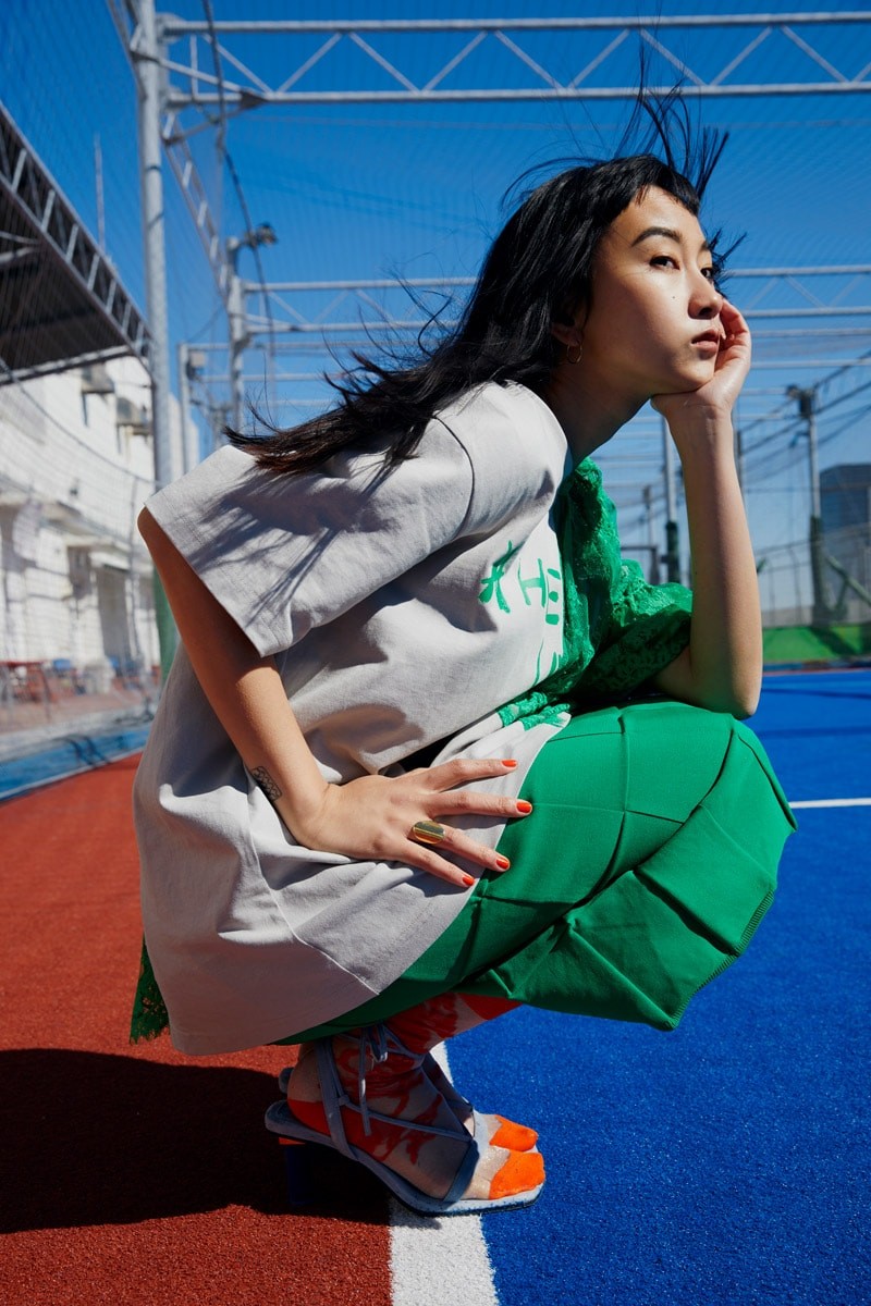 緑の服を着た女性 - Slide:3