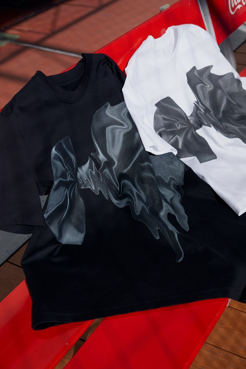 リボン付きの白と黒のTシャツ - Slide:3