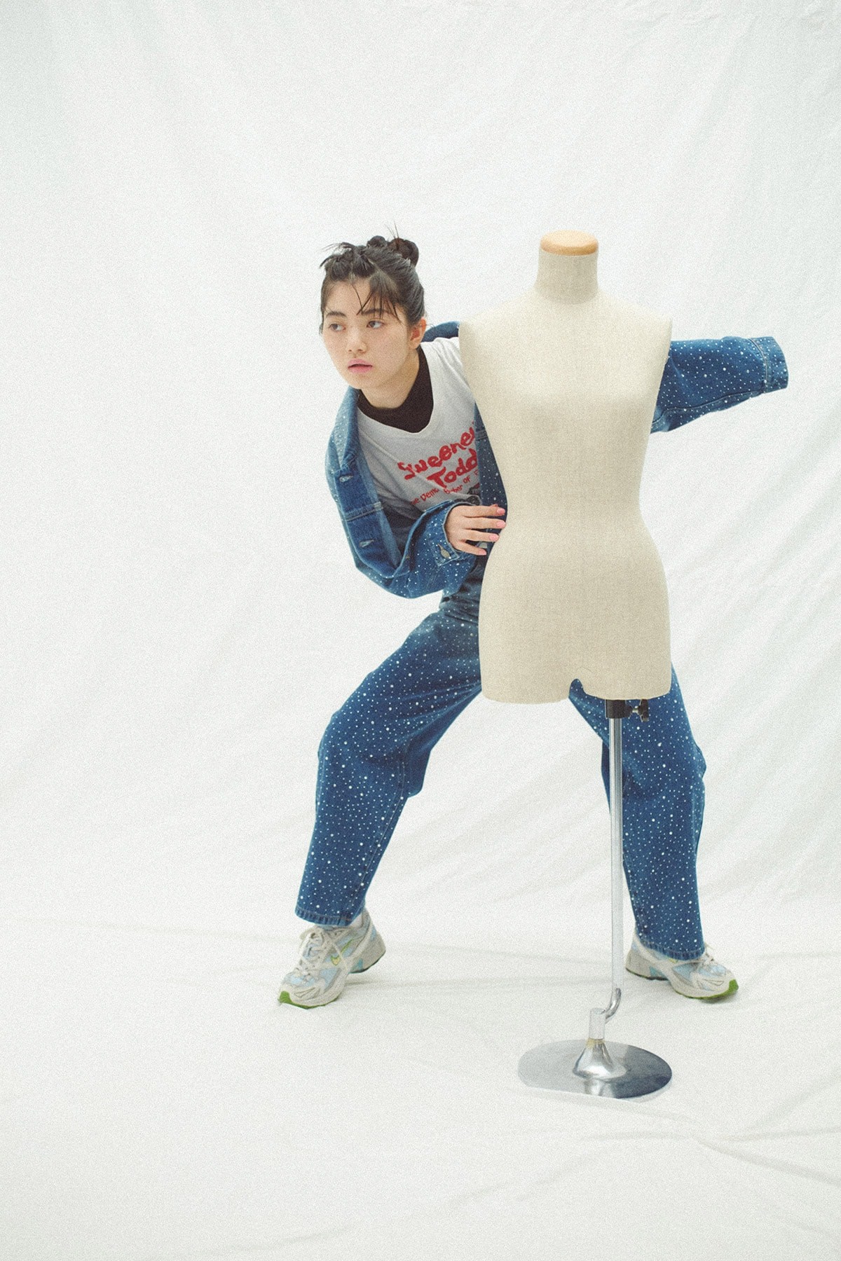 デニムのセットアップを着ている女性 - Slide:2