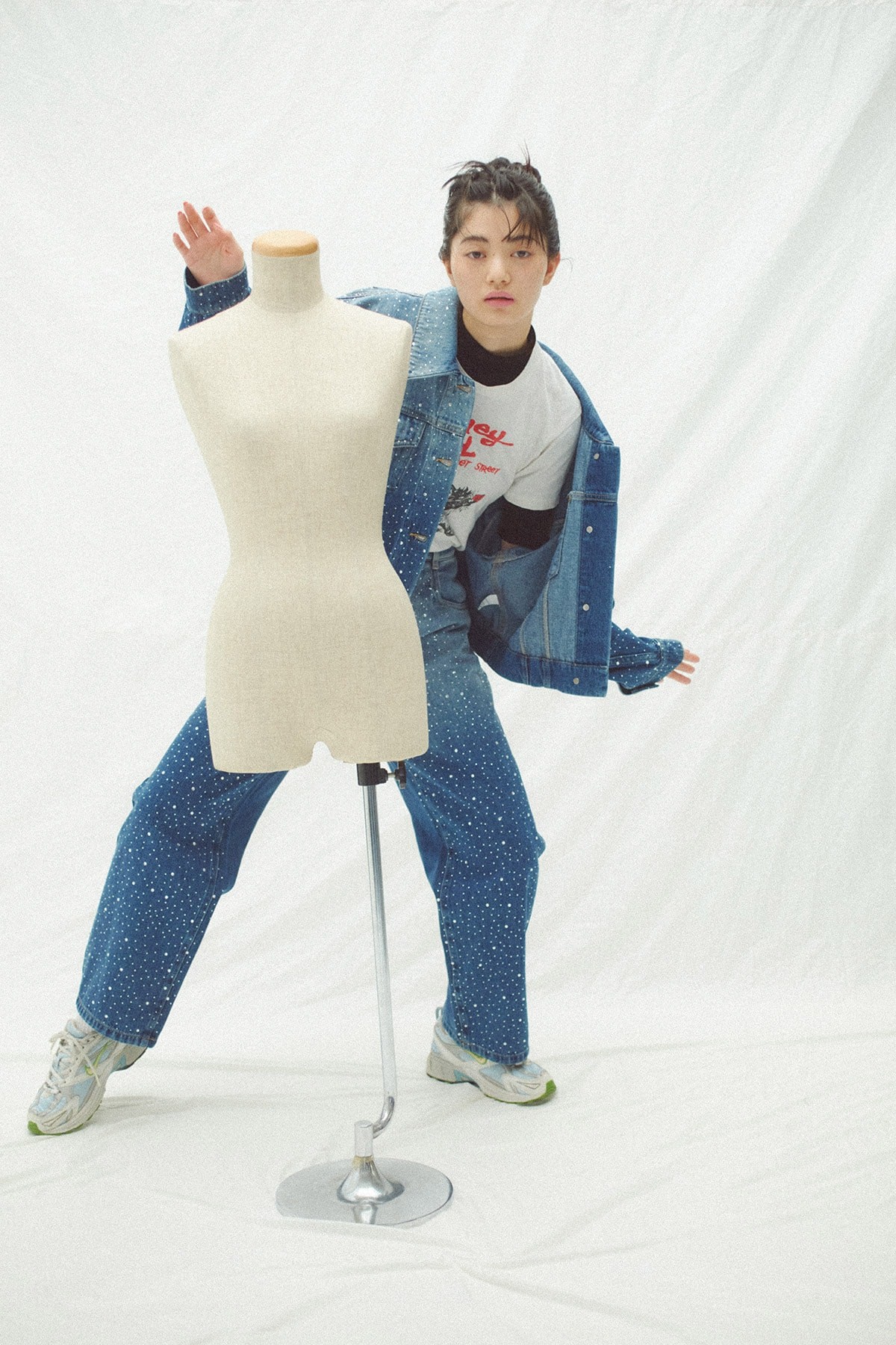 デニムのセットアップを着ている女性 - Slide:1