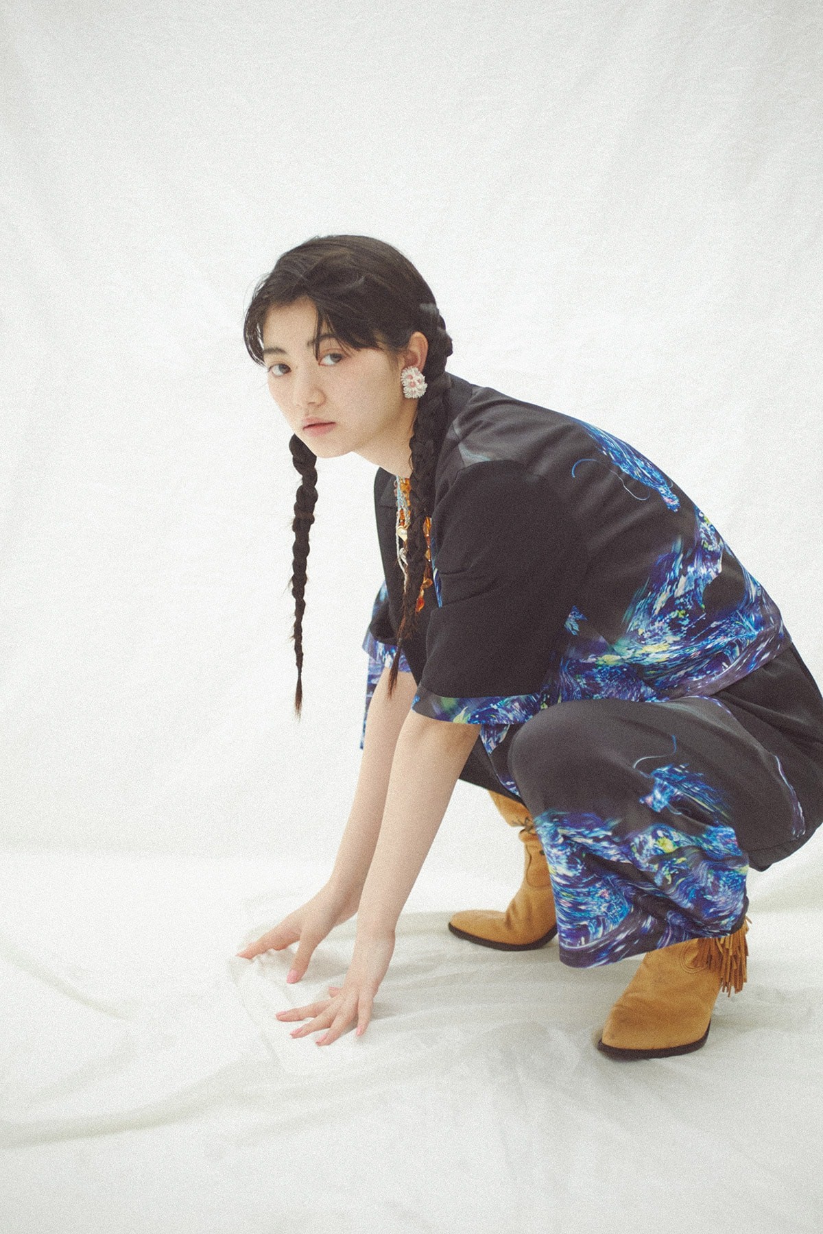 座っている女性 - Slide:1