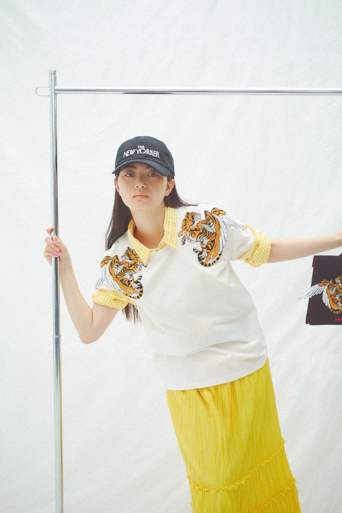 ラックと女性 - Slide:2