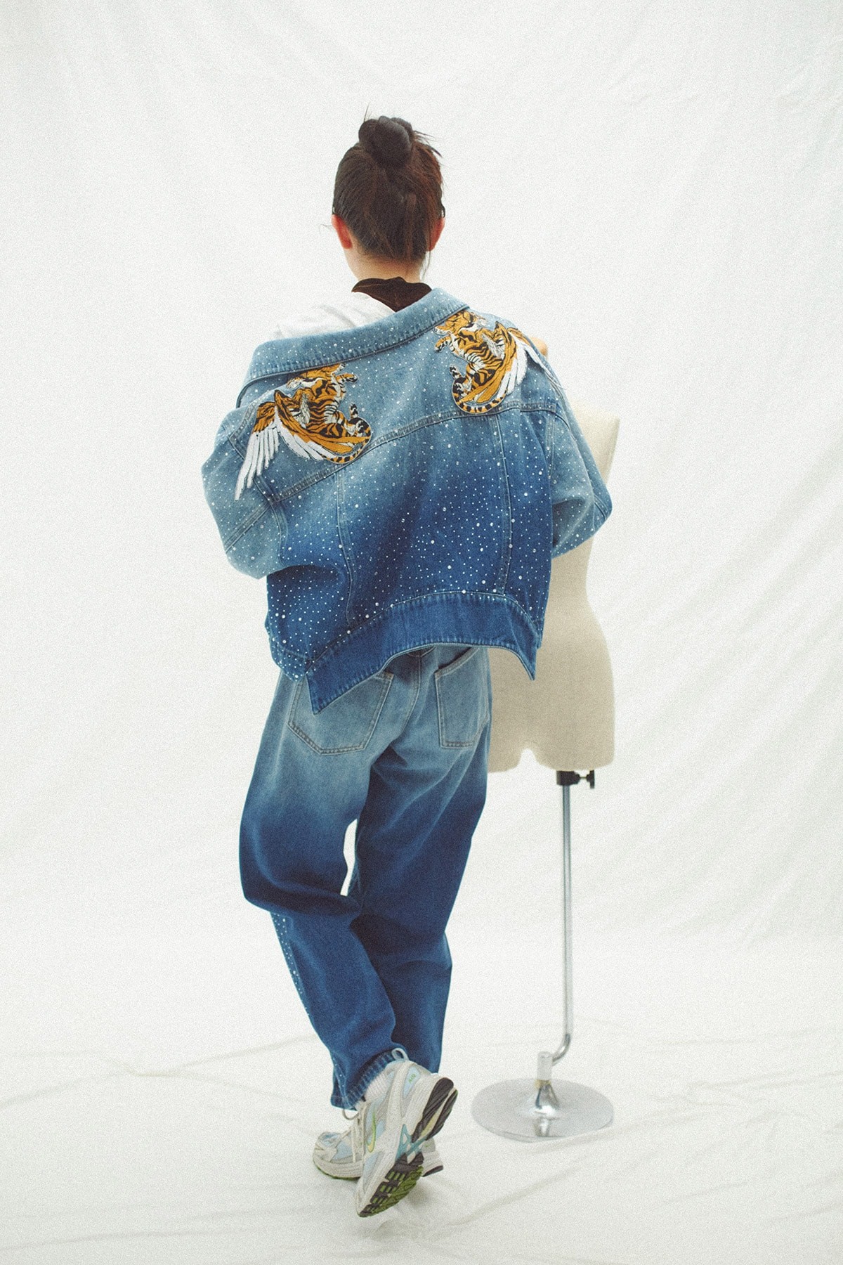 デニムのセットアップを着ている女性 - Slide:3