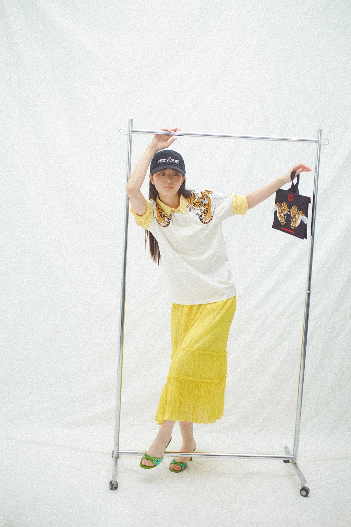 ラックと女性 - Slide:1