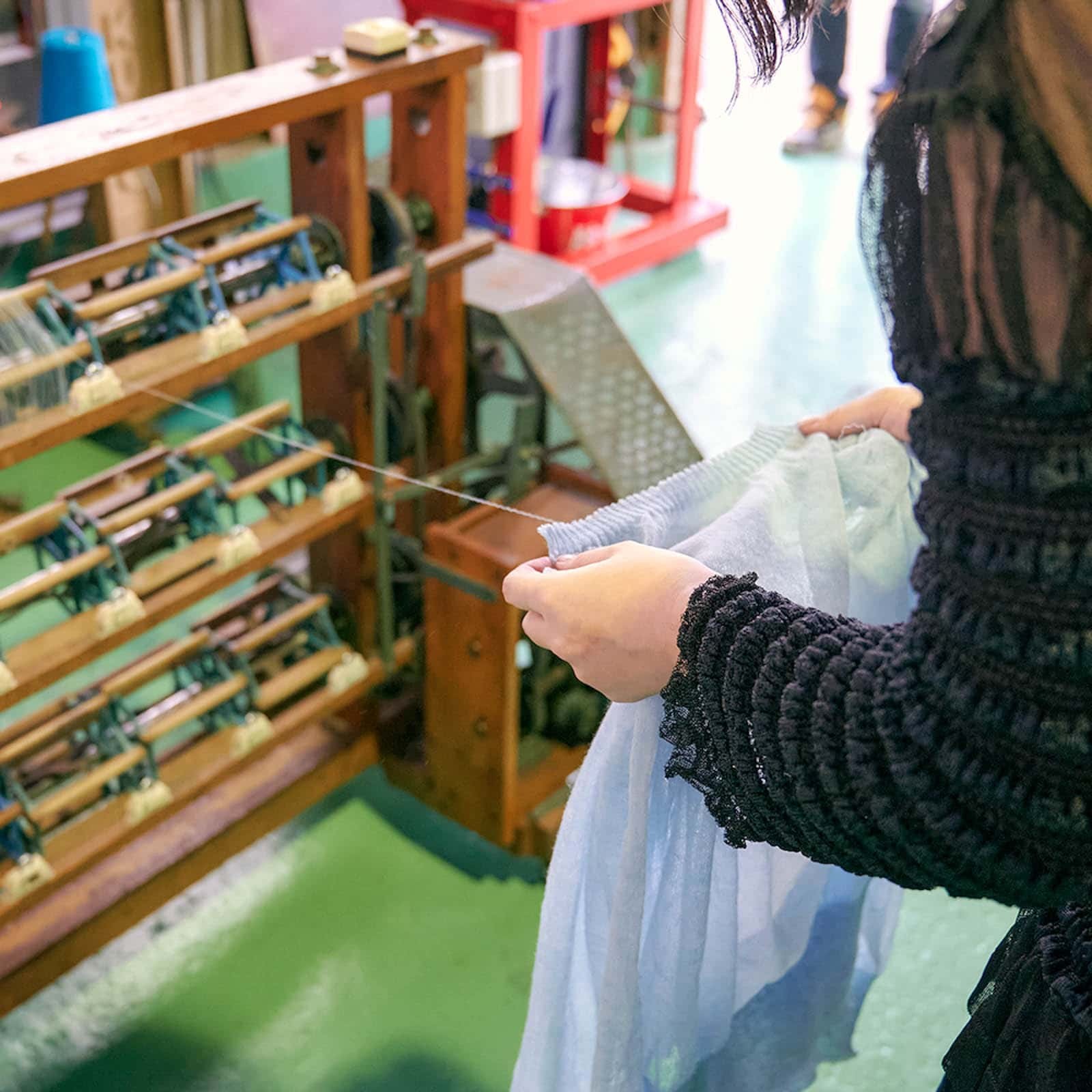 着古したセーターがバッグとスカーフに変身。〈マラミュート〉のRe:born企画を体験 - Slide:3