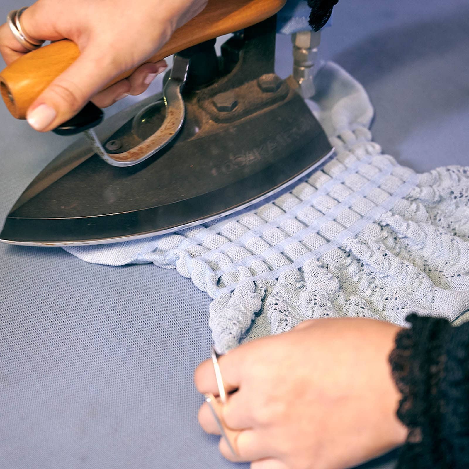 着古したセーターがバッグとスカーフに変身。〈マラミュート〉のRe:born企画を体験 - Slide:6