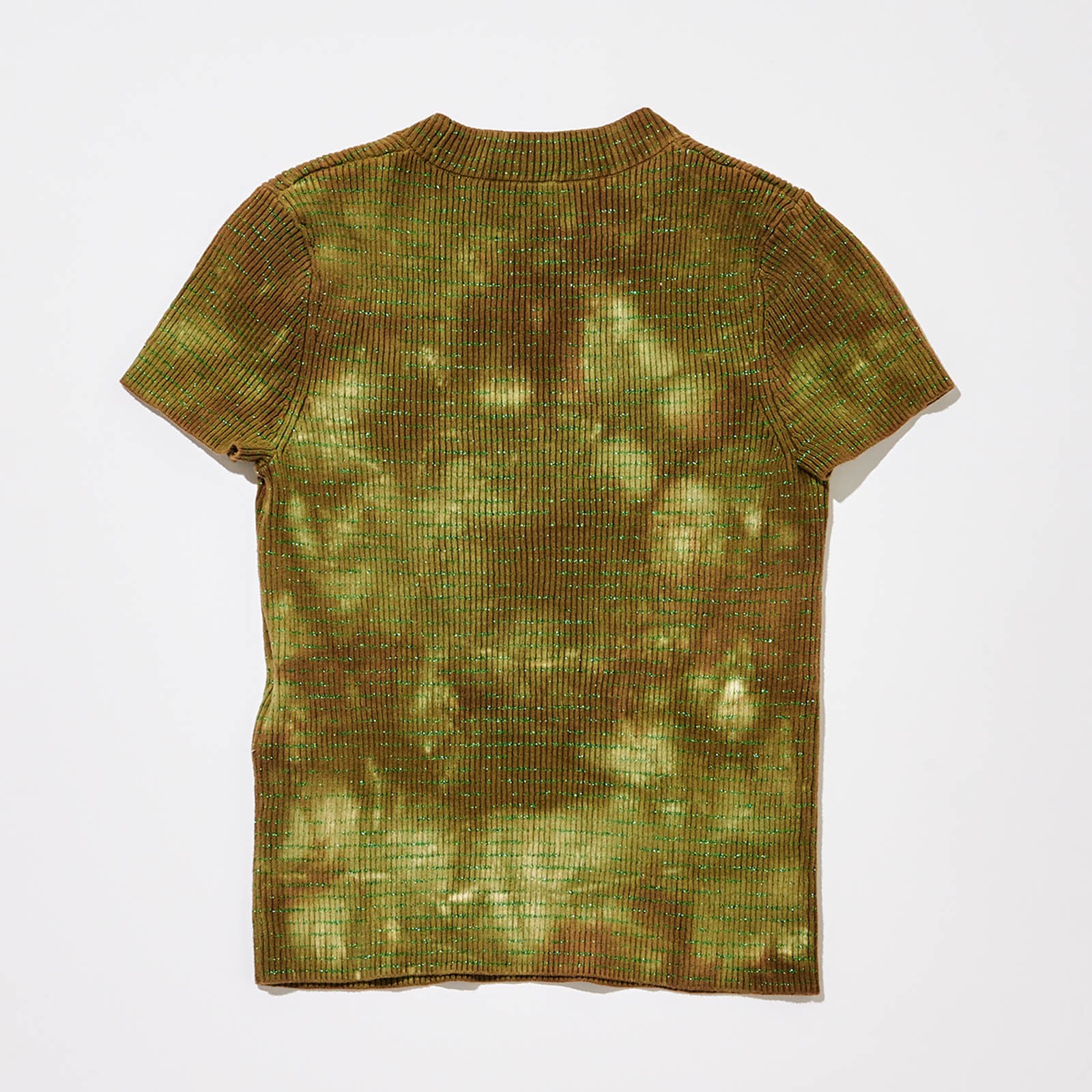 1枚でも、インナーを忍ばせても。今欲しい!ちびTシャツ6選 - Slide:2