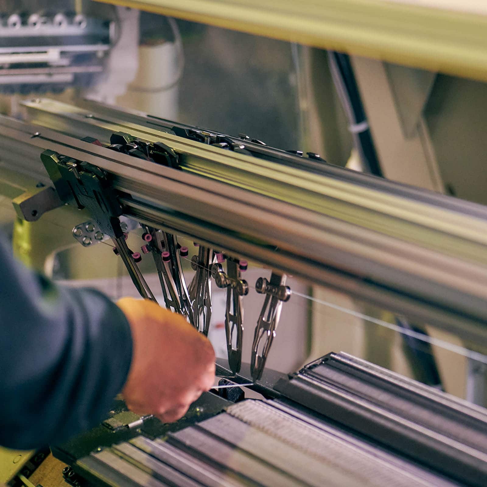 着古したセーターがバッグとスカーフに変身。〈マラミュート〉のRe:born企画を体験 - Slide:1