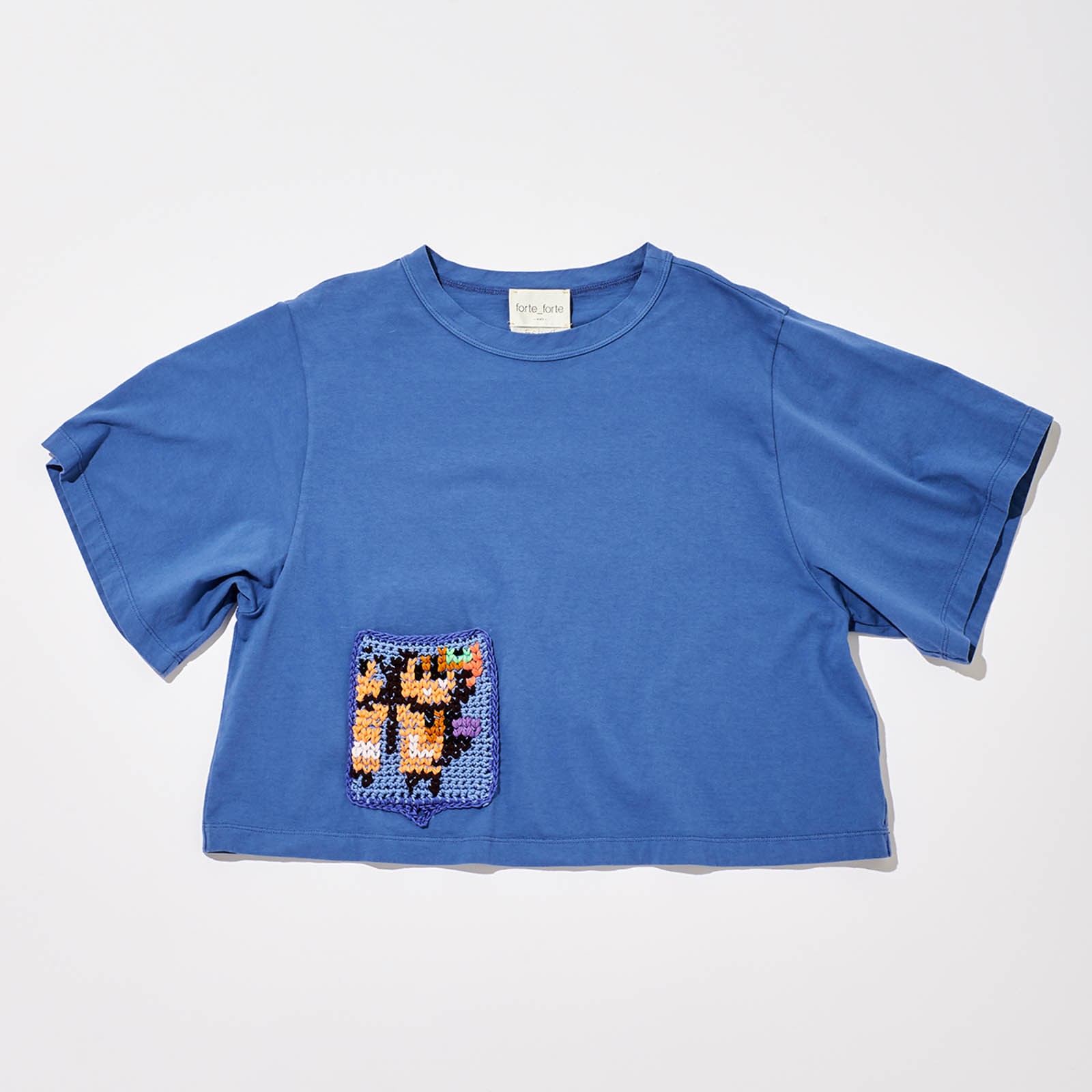 1枚でも、インナーを忍ばせても。今欲しい!ちびTシャツ6選 - Slide:1