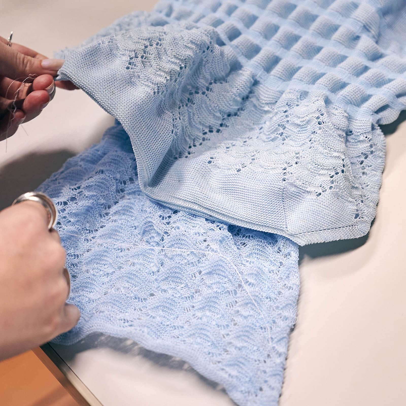 着古したセーターがバッグとスカーフに変身。〈マラミュート〉のRe:born企画を体験 - Slide:5